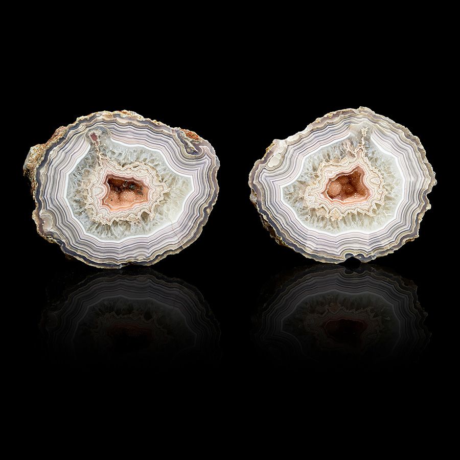 Lot 21. Laguna Agate "Split" with Drusy Strawberry Quartz Interior. Estimate: $1,000 - $1,500