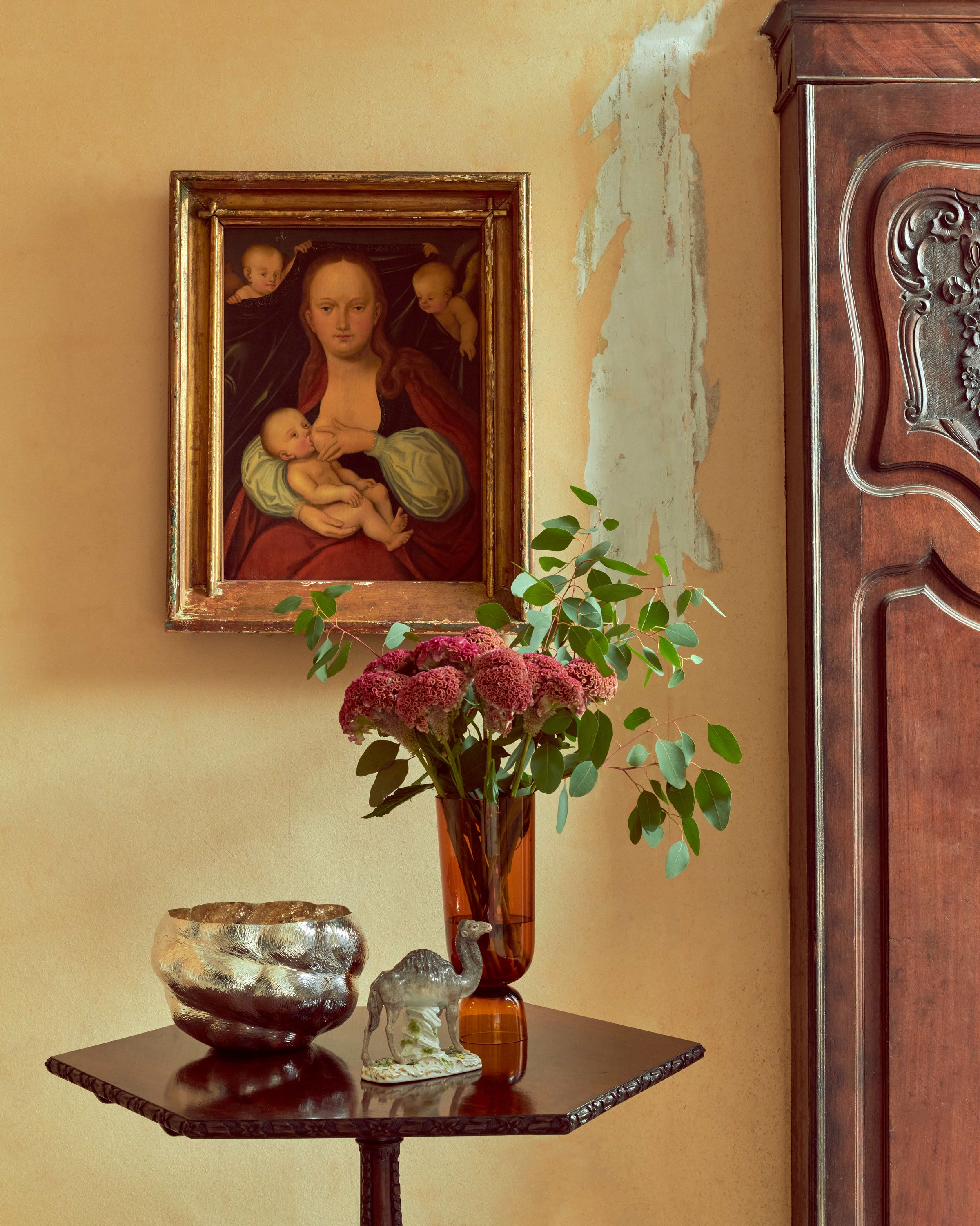 Studio of Lucas Cranach the Younger, The Madonna and Child before a curtain held by two angels. Sold for £ 18,490 inc. premium.