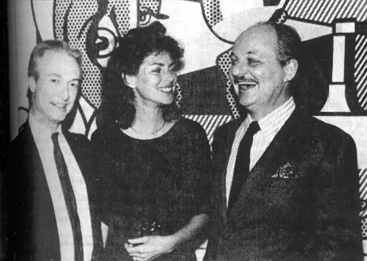 Roy and Dorothy Lichtenstein with Douglas S. Cramer in front of Lichtenstein's Swimming Figures with Mirror, 1977 © Lee Salem, LA Times, March 20, 1983 