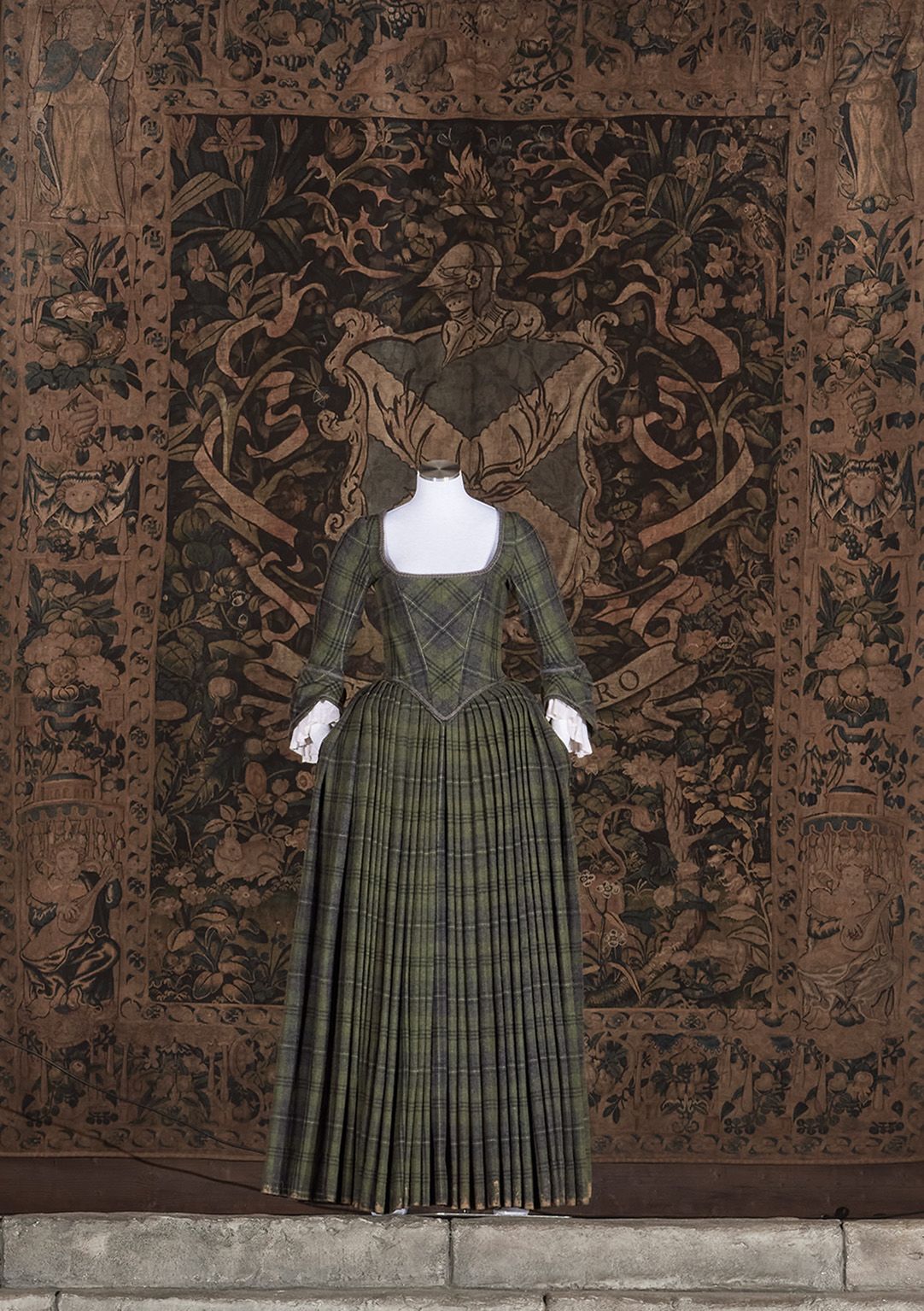 Lot 24 † Claire's tartan corseted dress, Season 1, Episode 12, 'Lallybroch'