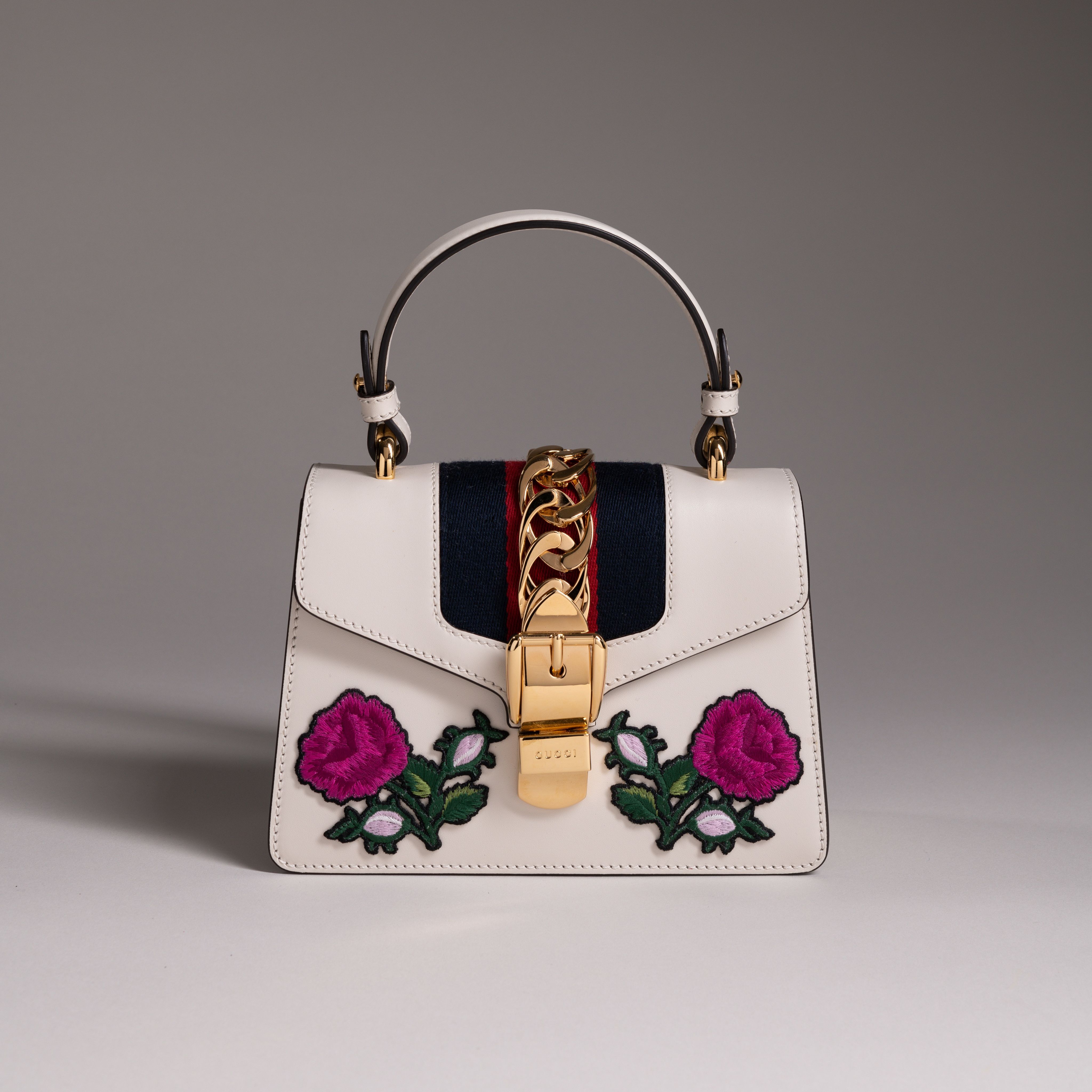 Lot 305. Gucci : Sac Sylvie Mini. Estimation : 600 - 800 €.