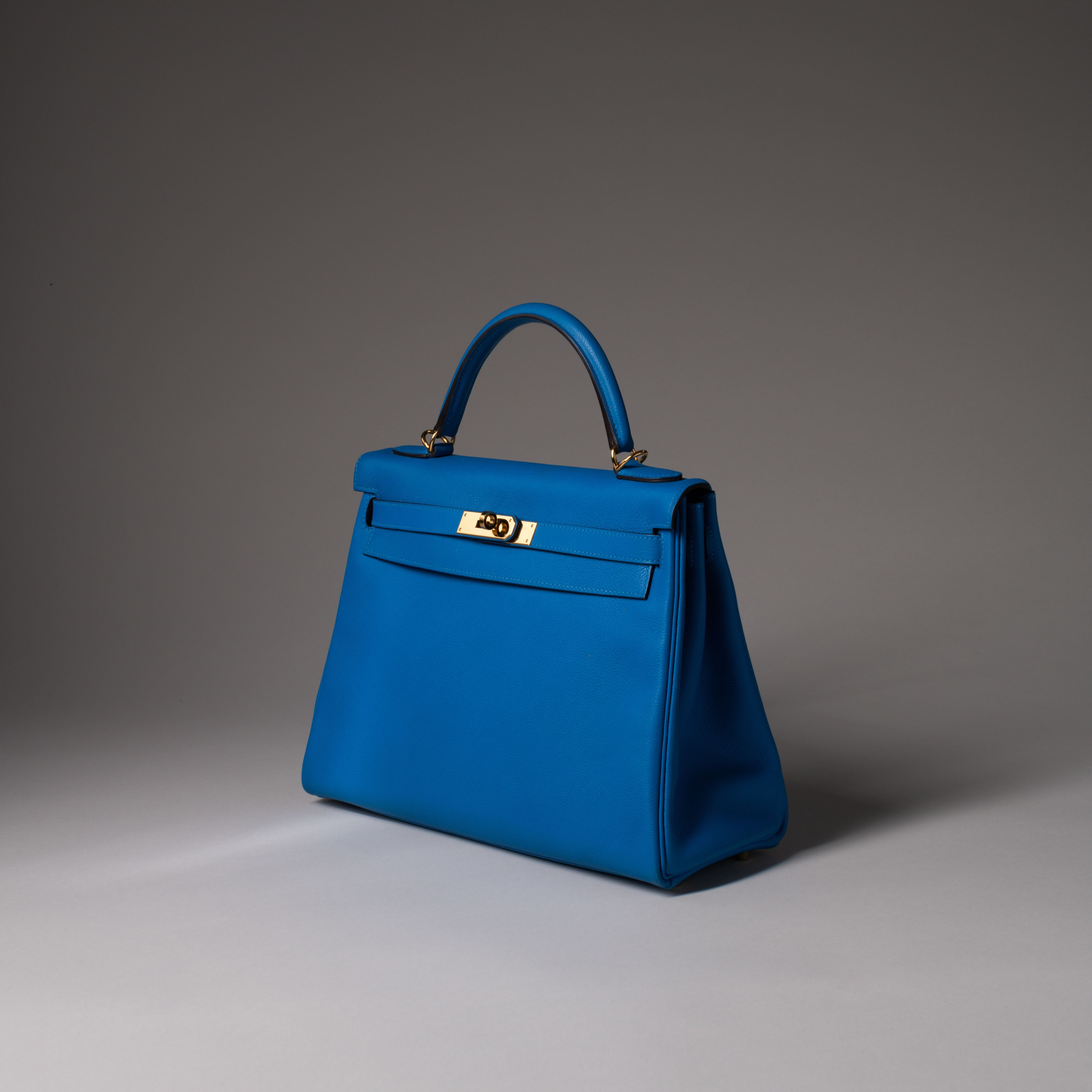 Lot 20. Hermès : Kelly II Retourné 32, Veau Evercolor Bleu Hydra, 2016. Estimation : 7 000 - 10 000 €.