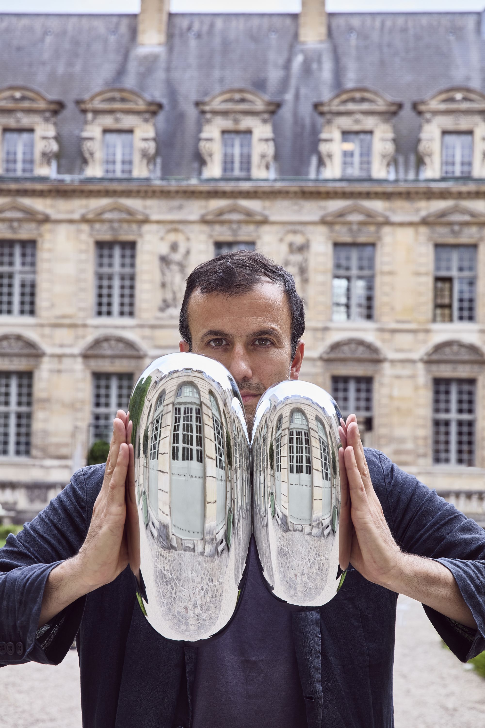 Paul Cocksedge at Squeeze, his installation at the Hôtel de Sully and Place des Vosges in Paris – Image courtesy of Paris Design Week 2024 and Mark Cocksedge.